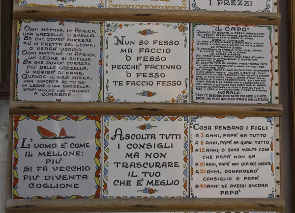 Cerâmica tradicional pintada à mão Amalfi, com frases — Fotografia de Stock