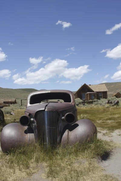 Voiture rouillée dans Bodie ville fantôme — Photo