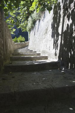 Amalfi 'deki Valle delle ferriere yolu, merdivenler.