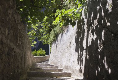 Amalfi 'deki Valle delle ferriere yolu, merdivenler.