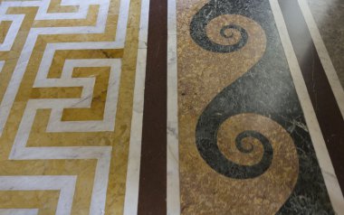 Güzel mermer zemin dekore edilmiştir.