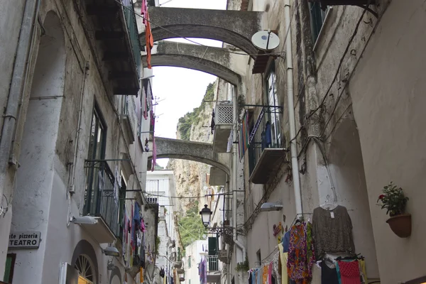 Amalfi edifício antigo com ponte no topo — Fotografia de Stock