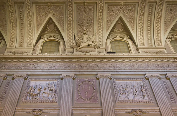 Beau plafond à l'intérieur de la salle du trône de Reggia di Caserta — Photo