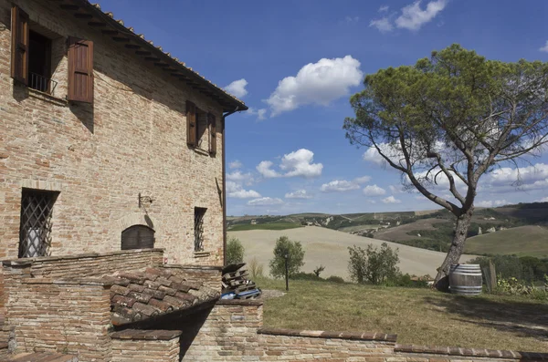 Gammal bondgård i det vackra landskapet Toscana — Stockfoto