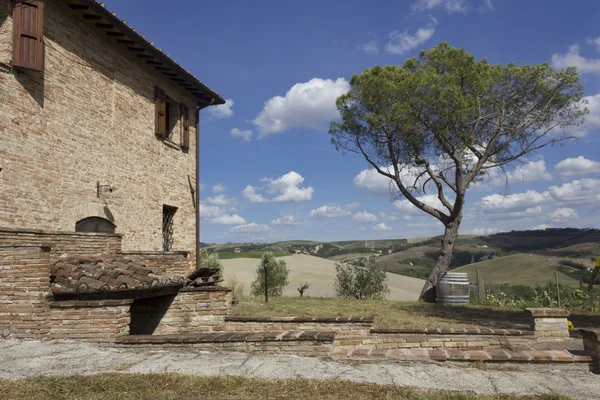 Altes Bauernhaus in der wunderschönen Landschaft der Toskana — Stockfoto