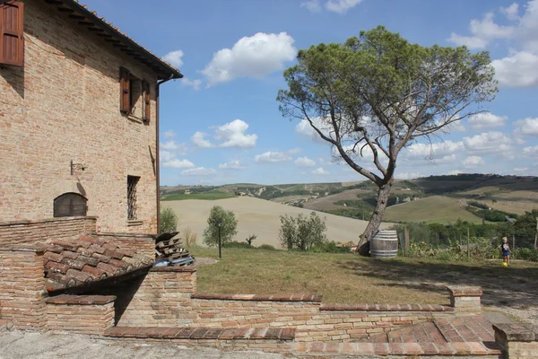 Altes Bauernhaus in der wunderschönen Landschaft der Toskana — Stockfoto