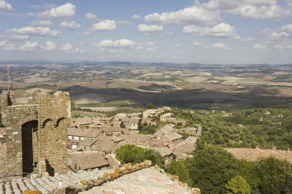 Vista de la ciudad de Montalcino y la increíble campiña Toscana — Foto de Stock