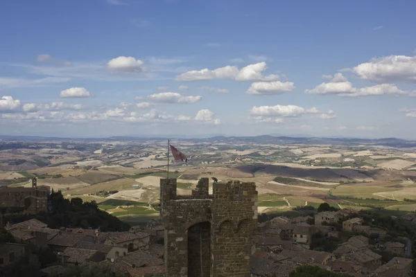 Blick auf die Stadt Montalcino und die atemberaubende Landschaft der Toskana — Stockfoto