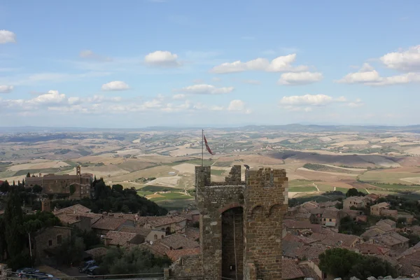 Blick auf die Stadt Montalcino und die atemberaubende Landschaft der Toskana — Stockfoto
