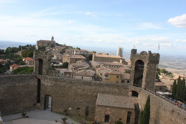 Vista de la ciudad de Montalcino y la increíble campiña Toscana — Foto de Stock
