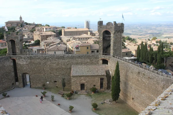 Vista de la ciudad de Montalcino y la increíble campiña Toscana — Foto de Stock