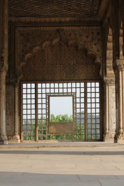 İçinde kırmızı kale Hindistan'da karmaşık. Kemerli kapının mimari detay