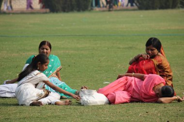 Hintli kadın çimlere rahatlatıcı