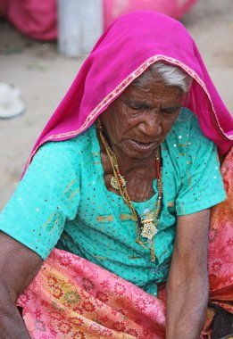 Pembe örtü ile eski Kızılderili kadın