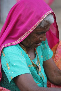 Pembe örtü ile eski Kızılderili kadın