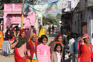 Hint insanlar Pushkar sokakta yürürken