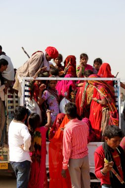 Hint insanlar bir kamyon üzerinde