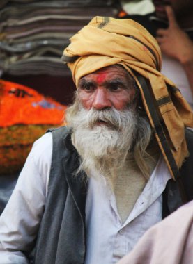 Uzun beyaz sakallı ve turuncu Türban Hint adamla