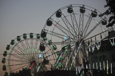 Dönme dolap gökyüzündeki ışıklı