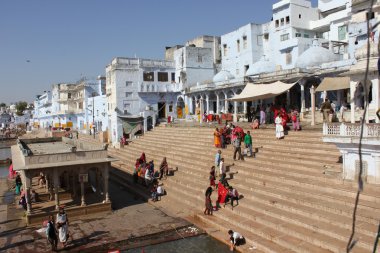 Pushkar Gölü üzerinden binalar