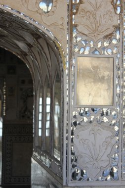 Yansıtılmış gümüş döşeme mimari detay