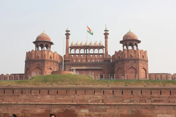 Rode Fort overzicht van de belangrijkste gevel, oude Delhi, India — Stockfoto