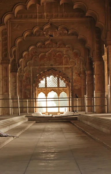 Dentro del complejo del Fuerte Rojo en India. Detalle arquitectónico de la puerta arqueada — Foto de Stock