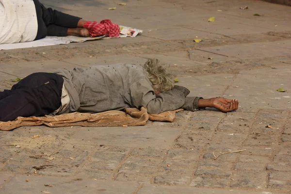 Sadaka isteyen çok yoksul evsiz kişi — Stok fotoğraf