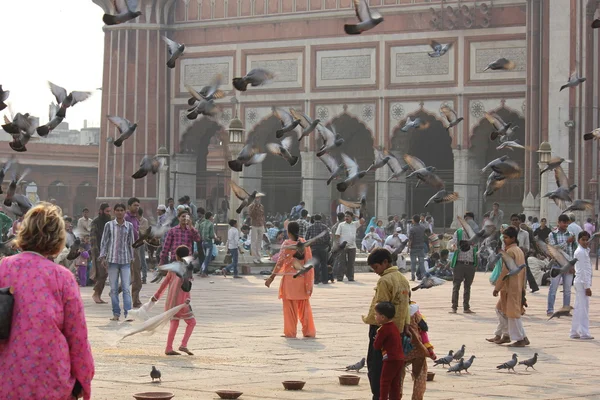 JAMA Masjid i Delhi, viktigaste torget översikt med människor — Stockfoto