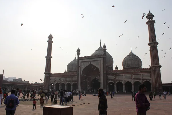 Jama Masjid de Deli, vista geral quadrada principal com povos — Fotografia de Stock