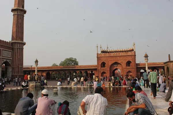 Emberek gyaloglás körül-a Jama Masjid-Delhi — Stock Fotó