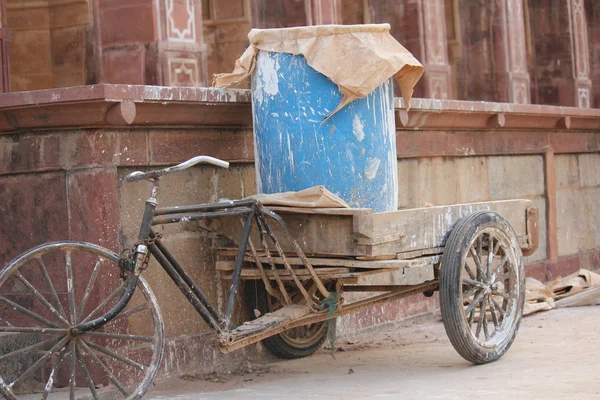 Gammal vagn parkerade i Delhi — Stockfoto