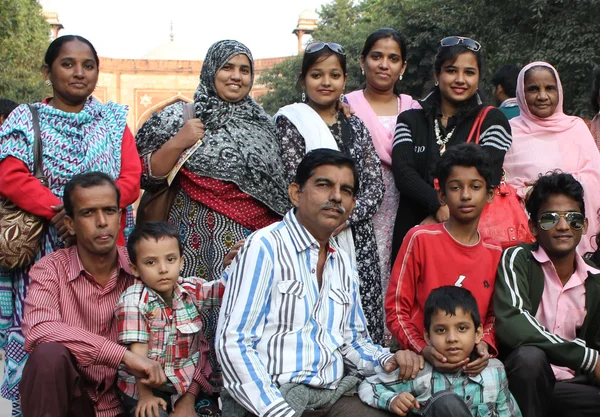 индийцы семья. дубеи индия семья. семья индия средний класс. индийская семья за столом. дюжина в индии семьи фамилии.