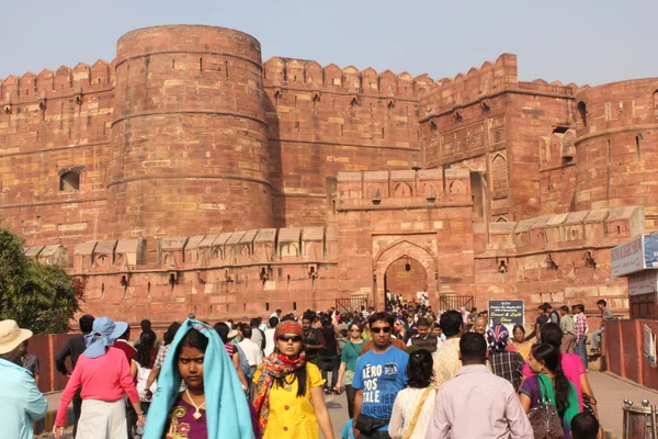 Ludzie przed wejściem drzwi Fort Agra — Zdjęcie stockowe