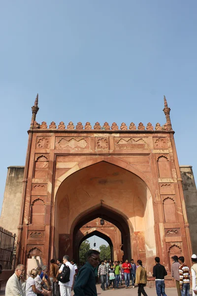 Pessoas em frente à entrada da porta do Forte de Agra — Fotografia de Stock