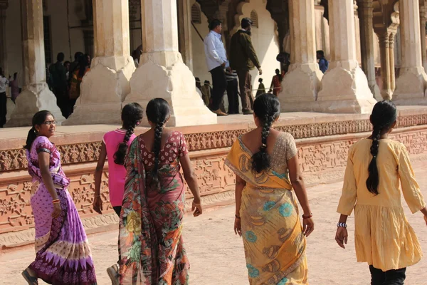 Agra Fort 'ta yürüyen kadınlar — Stok fotoğraf