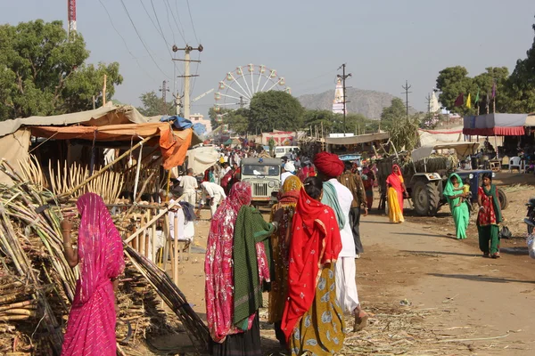 Indiska folket gå runt i Pushkar mässan — Stockfoto