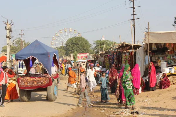 Indiska folket gå runt i Pushkar mässan — Stockfoto