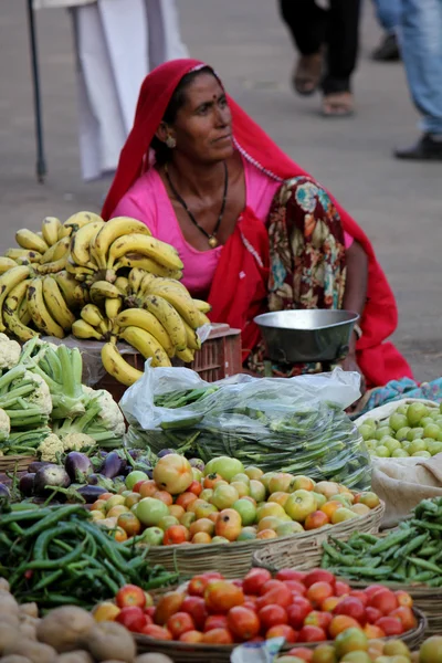 Mujer india vendiendo frutas y verduras en la calle —  Fotos de Stock