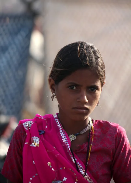 Indiano adolescente con un viola saree — Foto Stock