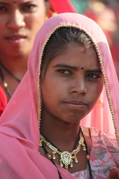 Beautiful Indian girl with a pink veil and the traditional indian tilak at Pushkar fair — Stock Photo, Image