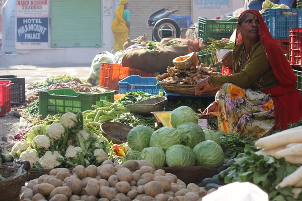 Mujer india vendiendo frutas y verduras en la calle —  Fotos de Stock