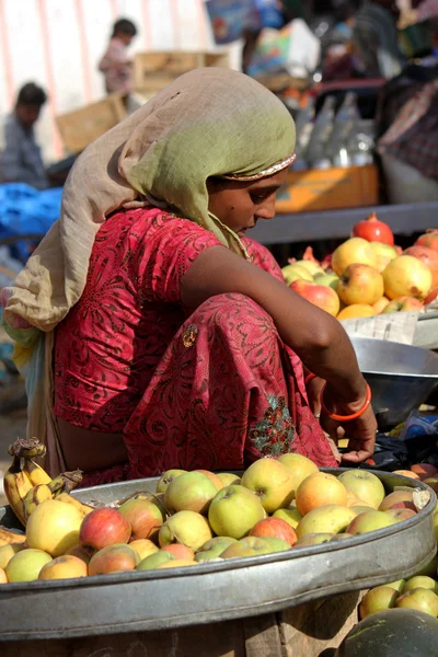 Индийская девушка продает фрукты на улице — стоковое фото