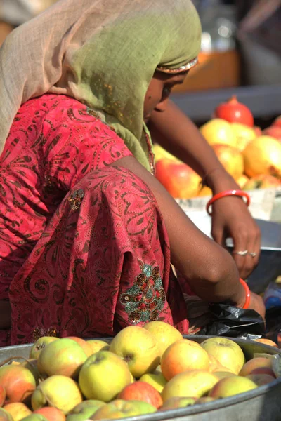 Индийская девушка продает фрукты на улице — стоковое фото