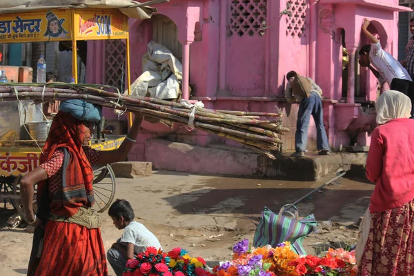 Индийская женщина ходит по улице с багажником на голове — стоковое фото