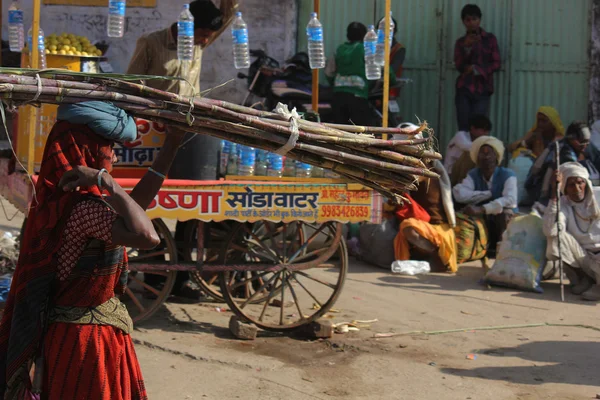 Gövde kafasına taşıyan sokakta yürüyen Hintli kadın — Stok fotoğraf