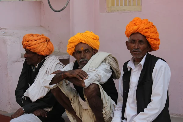 Gruppe älterer indischer Mann mit orangefarbenem Turban — Stockfoto