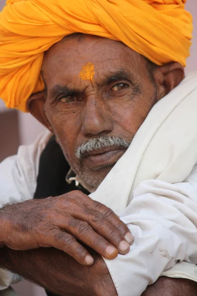 Hombre indio mayor con turbante naranja — Foto de Stock