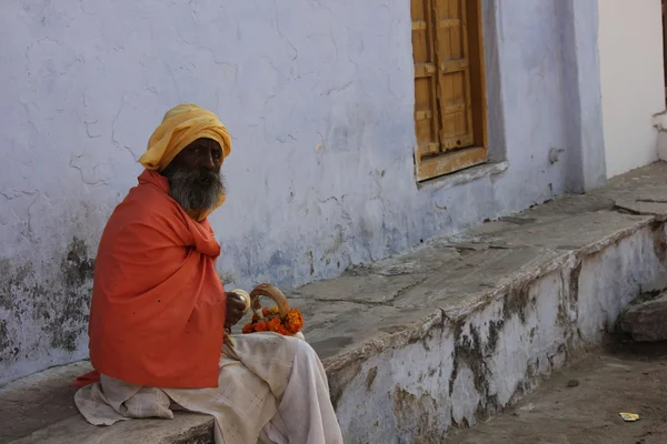 Senior uomo indiano con turbante arancione — Foto Stock