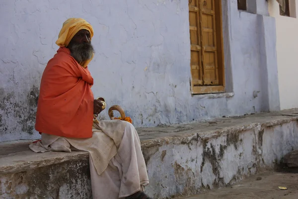 Homem indiano sênior com turbante laranja — Fotografia de Stock